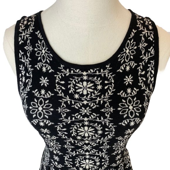 Black And White Design Sweater Dress - Picture 5 of 7